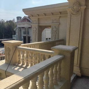 松原 黄金麻别墅外墙干挂雕花配合阳台栏杆花瓶柱