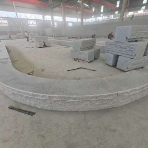 松原 芝麻白异形坐凳，自然面光面弧形加工