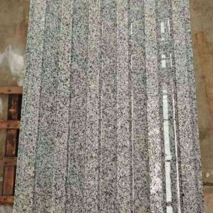 松原 芝麻白花岗岩荔枝面雕刻盲道，盲条