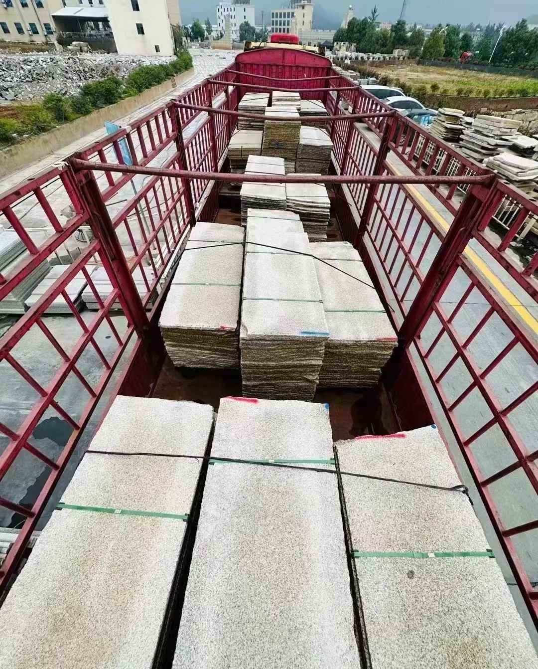 松原 黄金麻花岗岩荔枝面，光面毛板装车完成