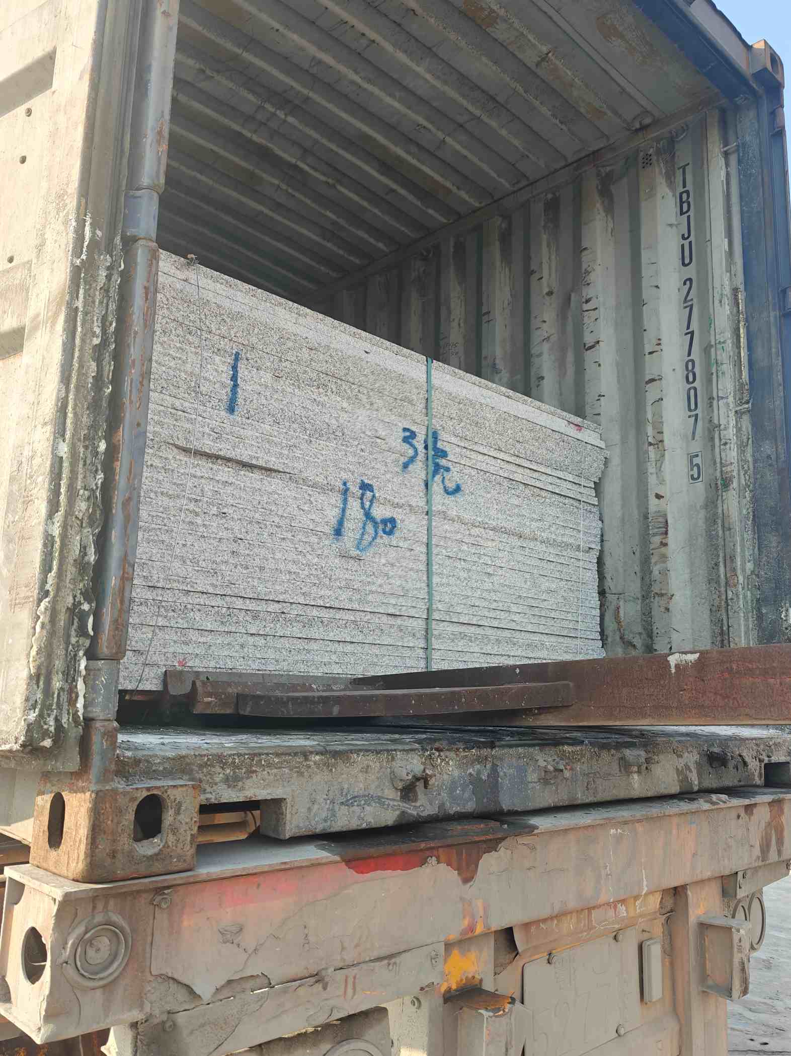 松原 芝麻白花岗岩石材3.0公分光面毛板装柜出货