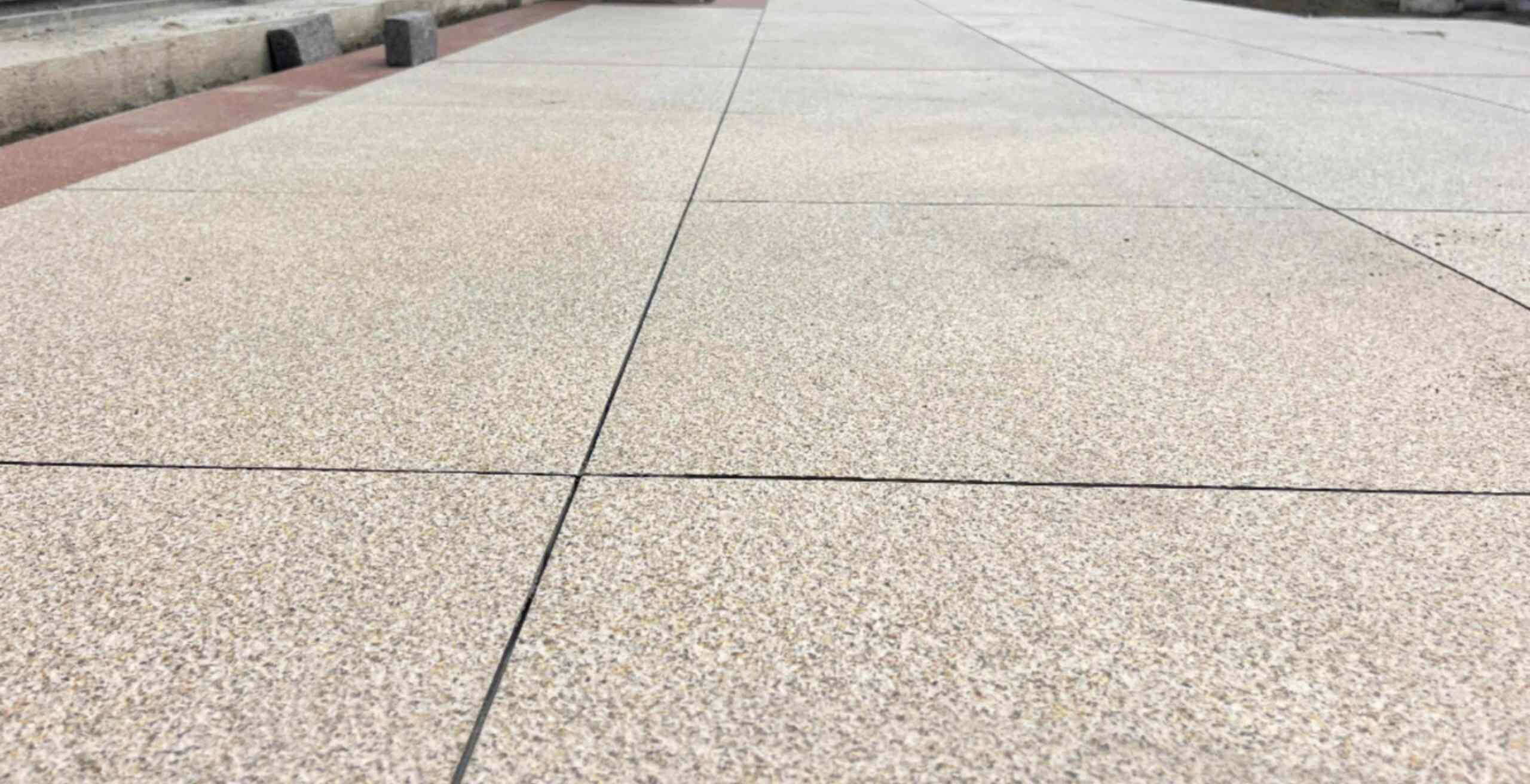 松原 黄金麻花岗岩石板材荔枝面地面铺装效果