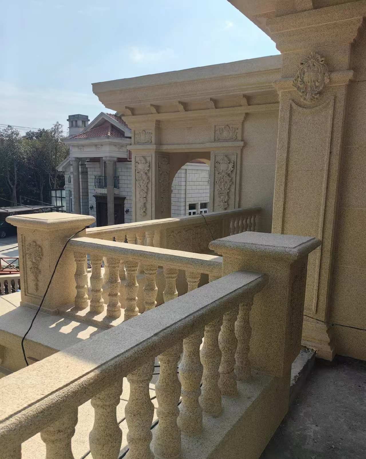 松原 黄金麻别墅外墙干挂雕花配合阳台栏杆花瓶柱