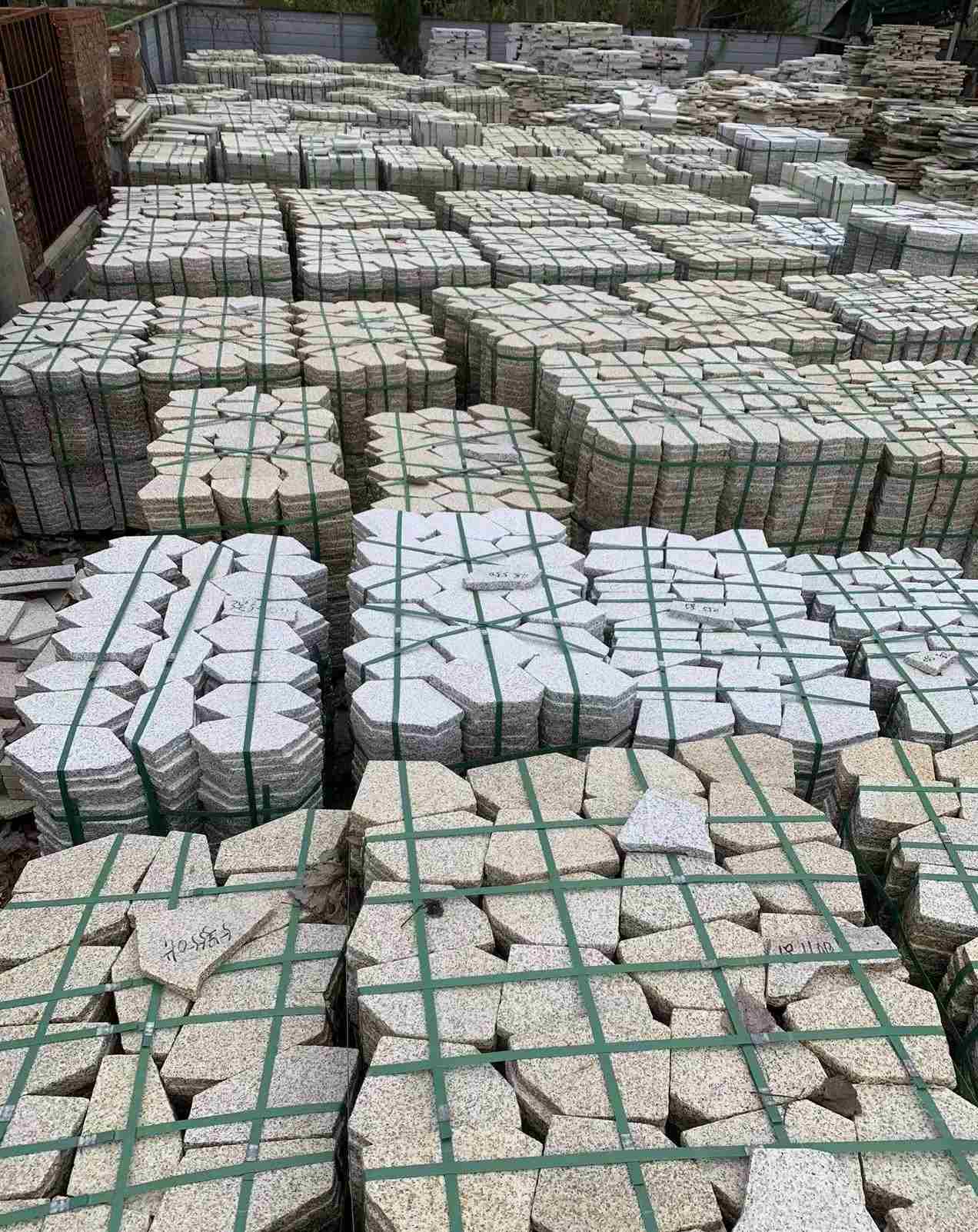 松原 黄金麻白麻花岗岩荔枝面地铺石(冰裂纹)