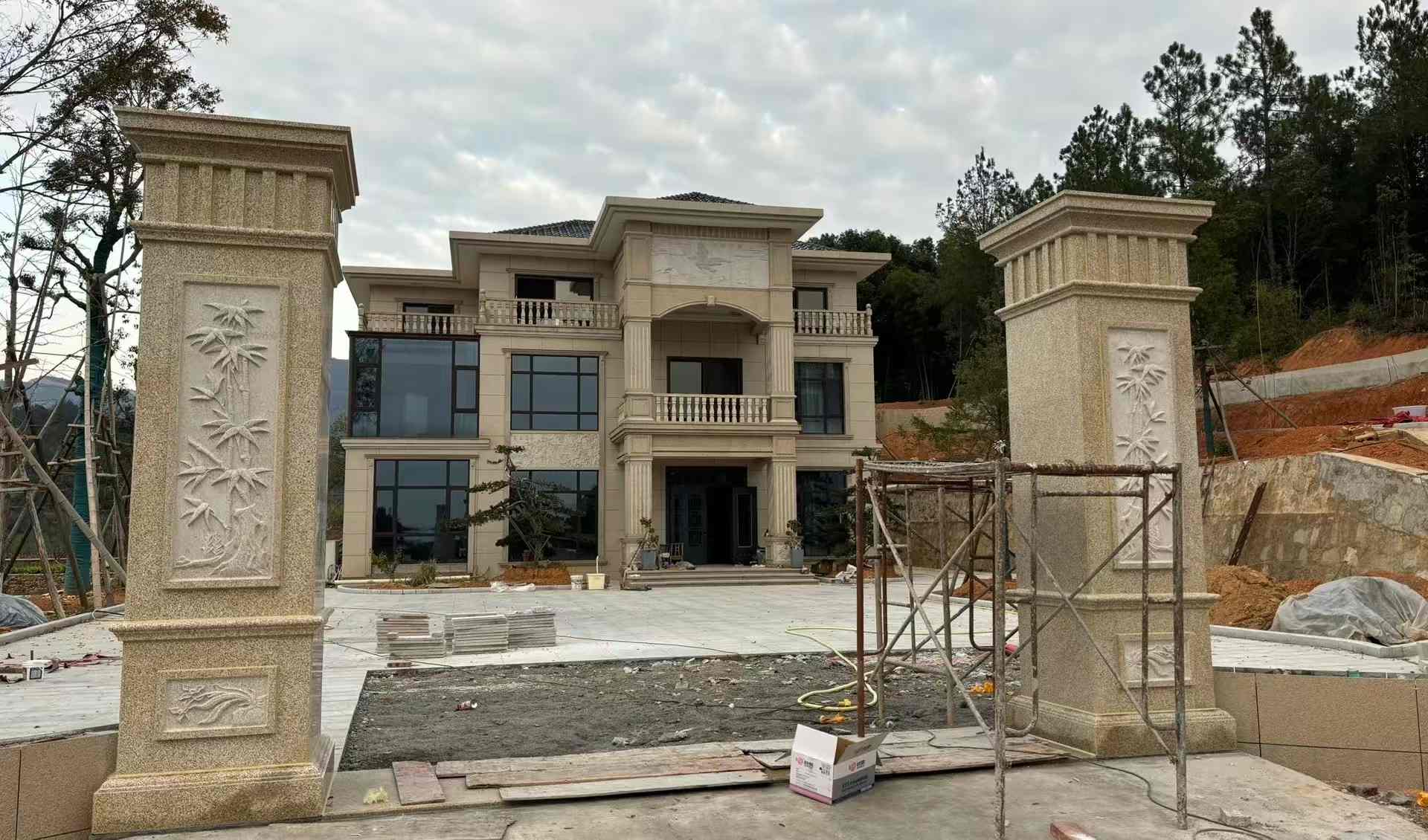 松原 黄金麻花岗岩别墅雕花外墙干挂配上门口雕花罗马柱