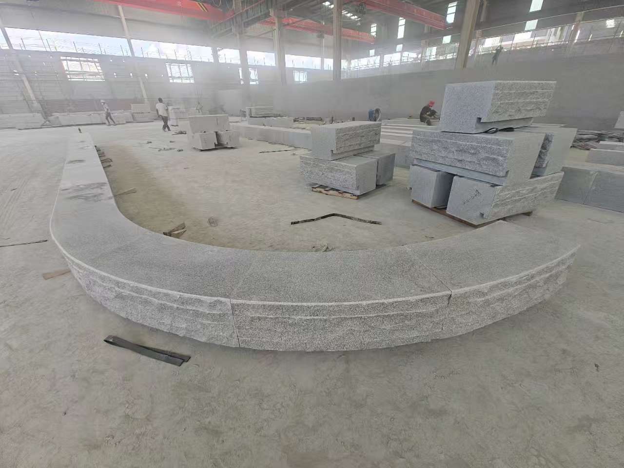 松原 芝麻白异形坐凳，自然面光面弧形加工