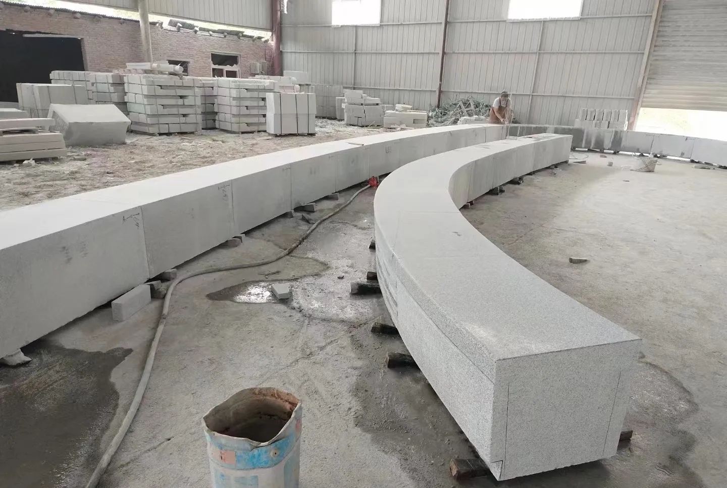 松原芝麻白花岗岩石板材 园林光面弧形坐凳