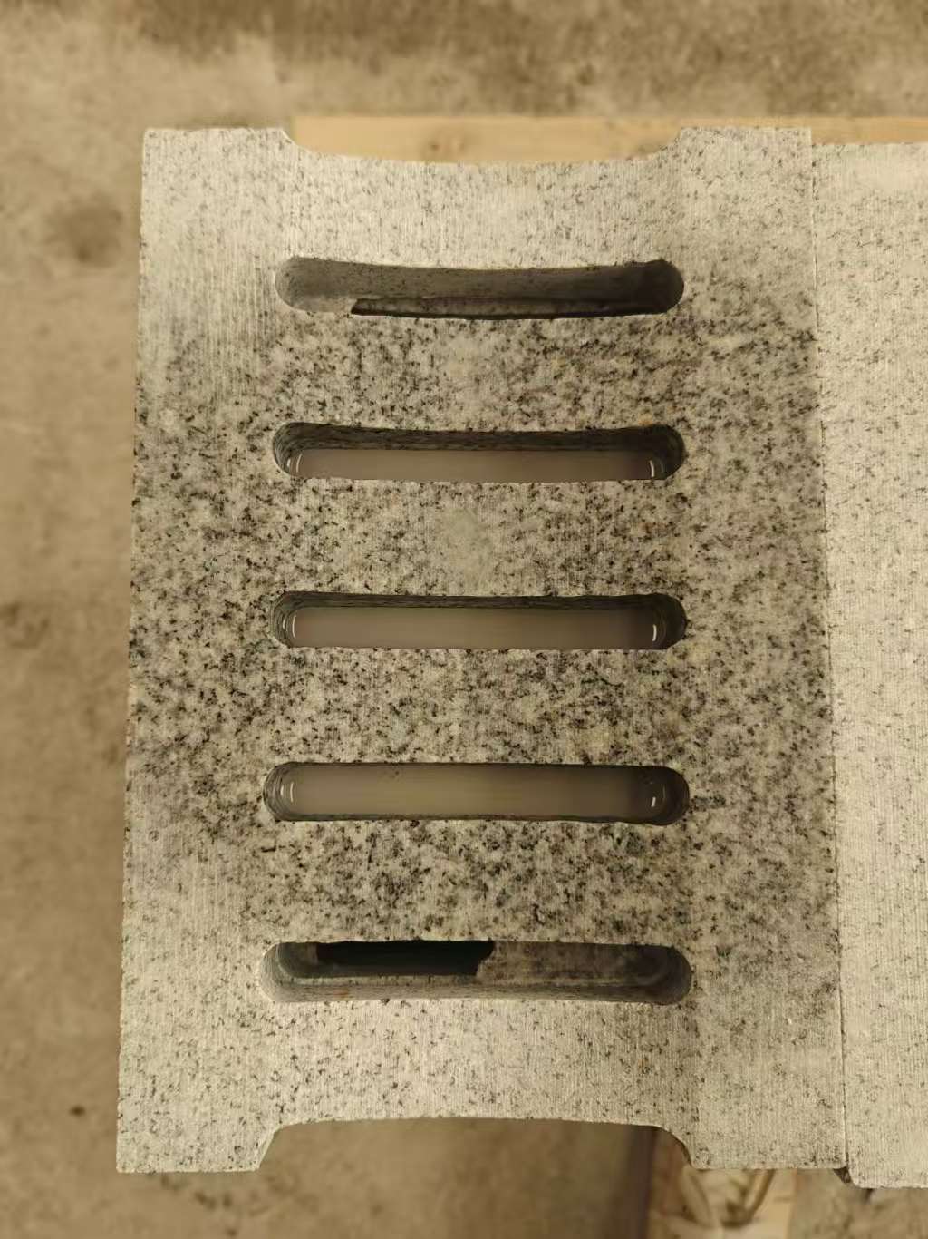 松原 芝麻白拉丝面花岗岩U型开槽排水槽