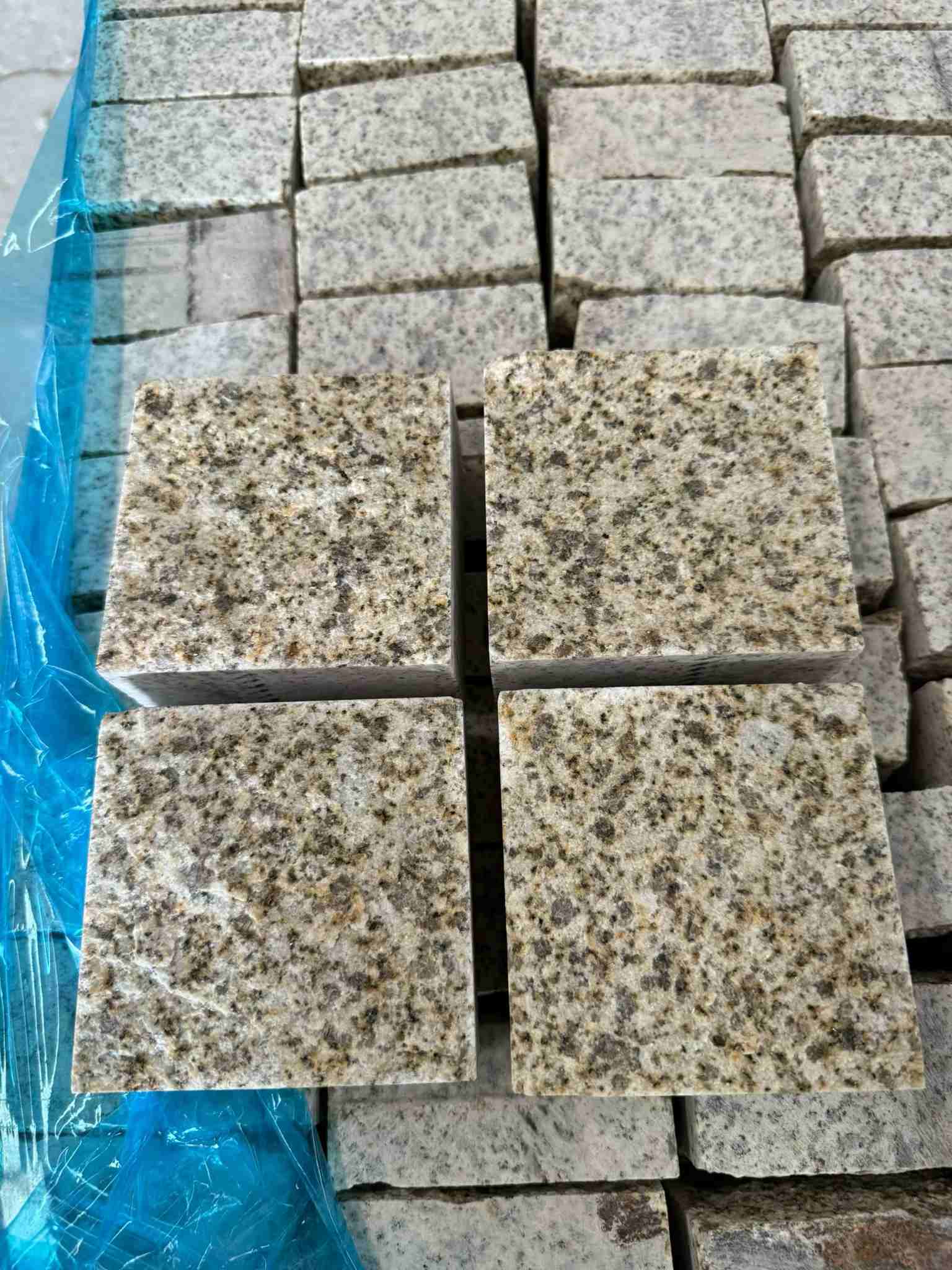 松原 黄金麻花岗岩自然面小方块，弹石，马蹄石等