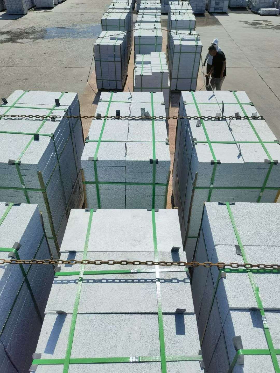 松原 芝麻白花岗岩5公分地铺石 花岗岩厂家工厂装车日常