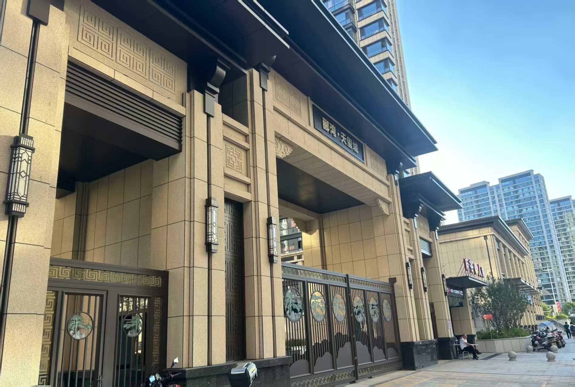 松原 黄金麻花岗岩荔枝面小区门楼外墙干挂