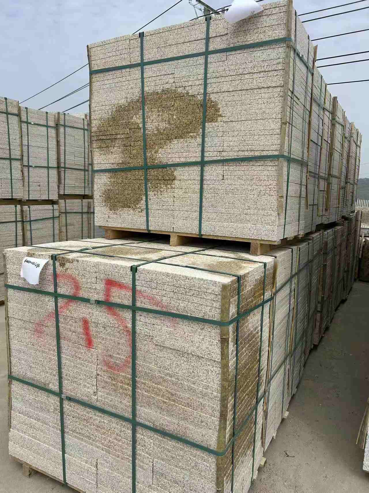 松原 黄金麻花岗岩石材荔枝面地铺石2.5*300*600