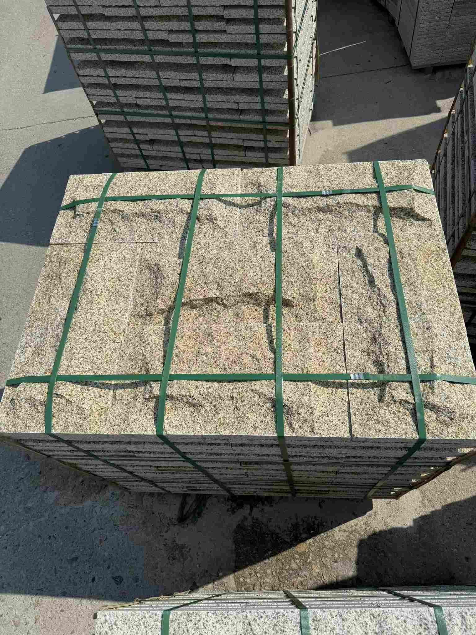 松原 黄金麻花岗岩石材自然面蘑菇石成品