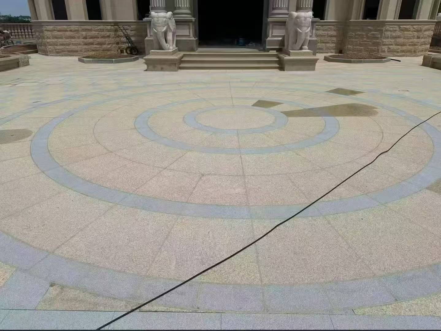 松原 黄金麻芝麻灰花岗岩石材地铺拼接效果